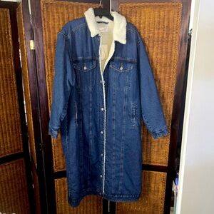 Universal Thread Blue Jean Jacket with Long Length and Contrasting Collar